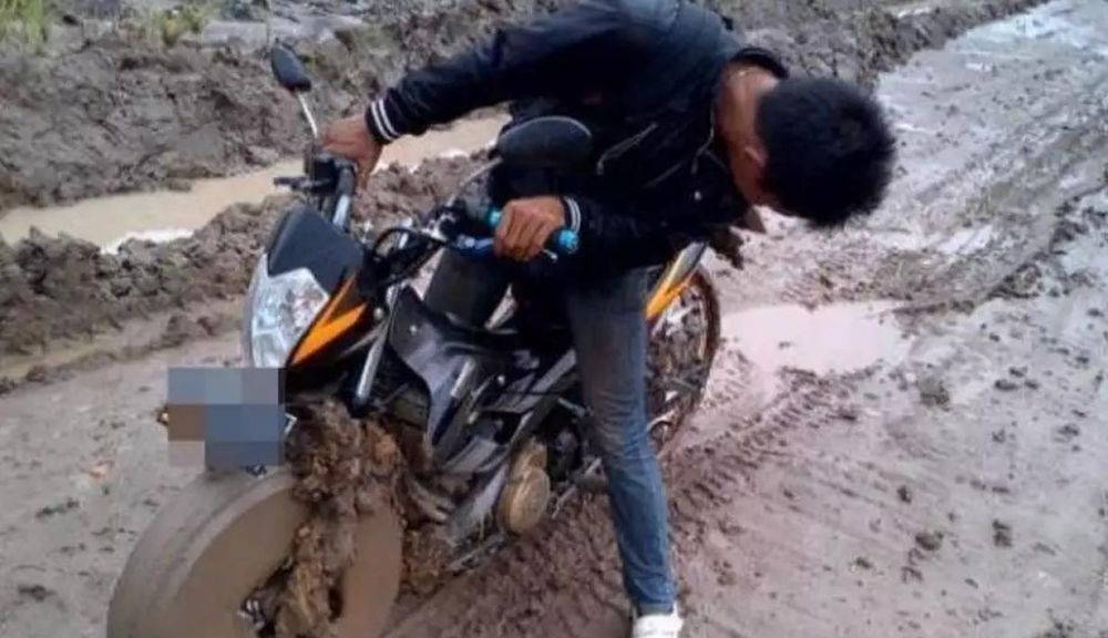 pengendara motor salah pilih jalan nih © berbagai sumber pengendara motor salah pilih jalan nih © berbagai sumber