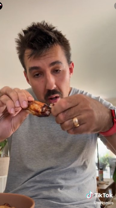 Cara pria makan sayap ayam ini antimainstream, bikin tak ada daging tersisa