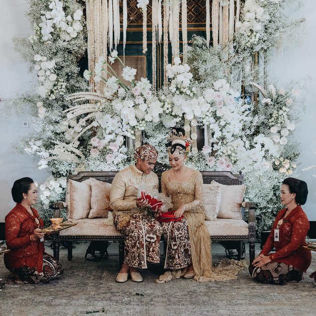 Lestarikan budaya Jawa, 11 seleb ini gunakan adat panggih saat nikah