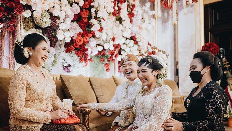 seleb ini gunakan adat panggih  © 2022 brilio.net