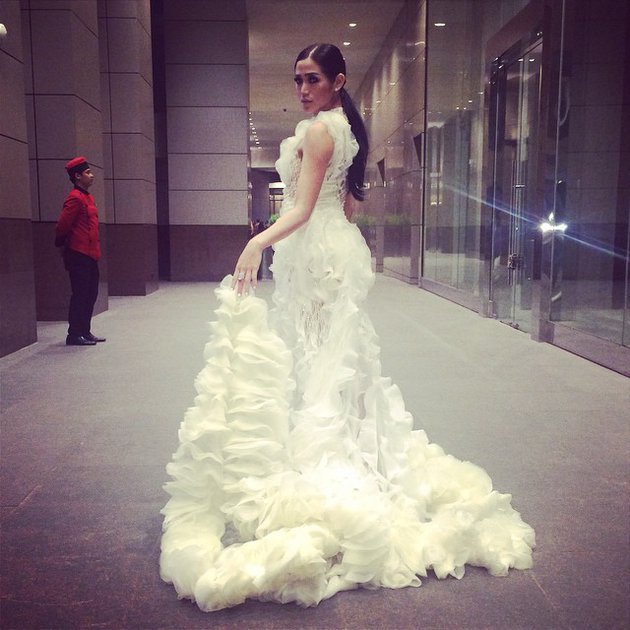 gaun seleb tuai kritik saat kondangan © instagram