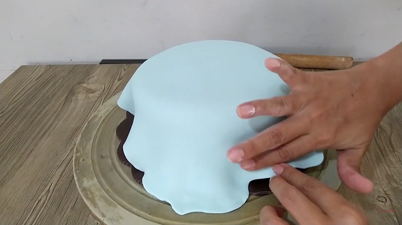 Tak perlu mengulang dari awal, ini trik atasi fondant kue yang sobek dan tergores