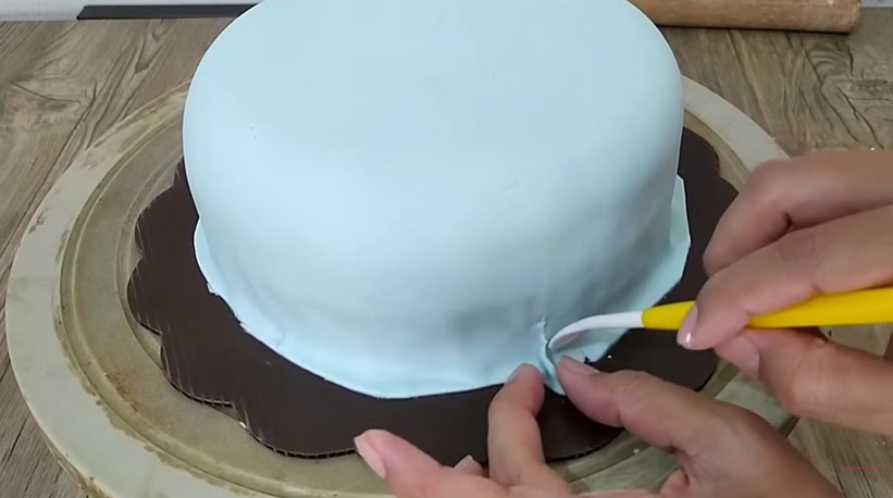 Tak perlu mengulang dari awal, ini trik atasi fondant kue yang sobek dan tergores
