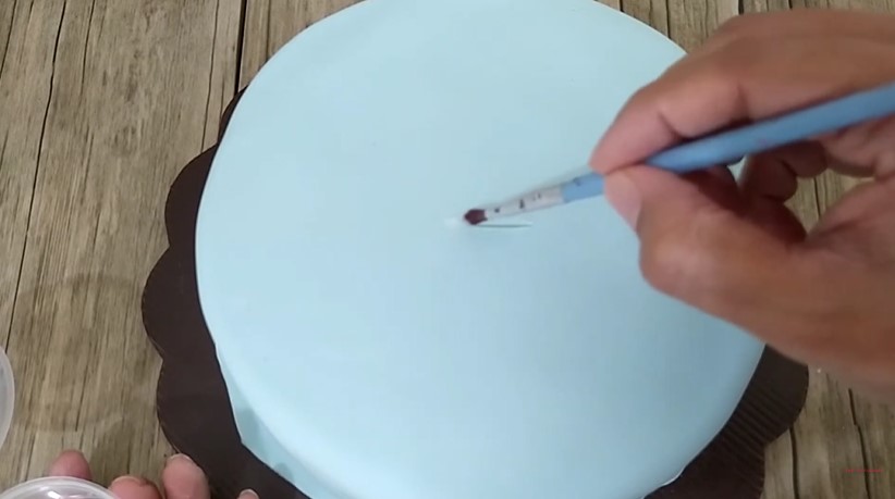 Tak perlu mengulang dari awal, ini trik atasi fondant kue yang sobek dan tergores