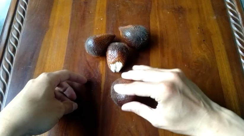 Tak banyak yang tahu, trik mengupas salak ini bikin jari nggak gampang terluka