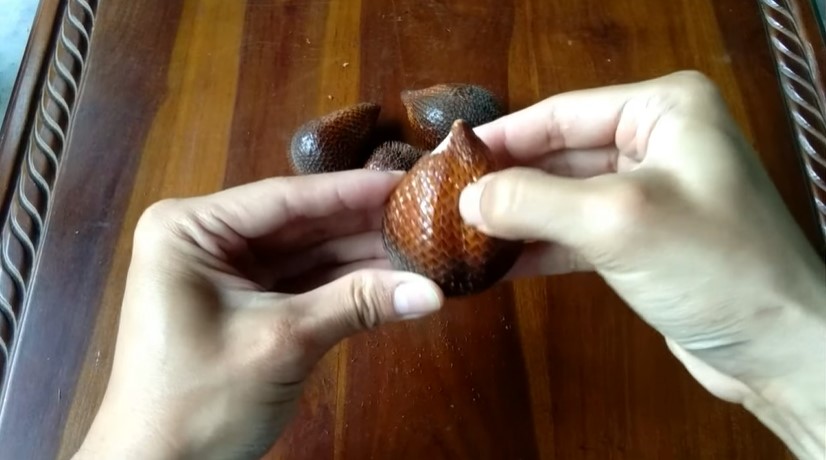 Tak banyak yang tahu, trik mengupas salak ini bikin jari nggak gampang terluka