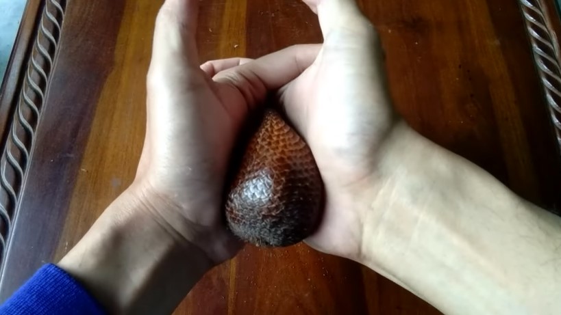 Tak banyak yang tahu, trik mengupas salak ini bikin jari nggak gampang terluka