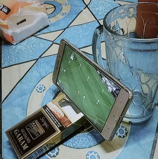 life hack nyeleneh orang malas pegang HP © 2022 Instagram 