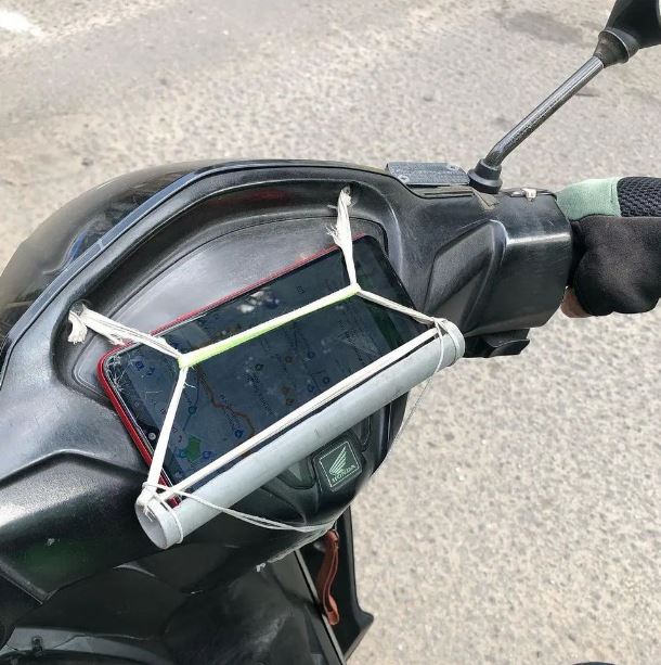 life hack nyeleneh orang malas pegang HP © 2022 Instagram 