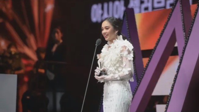 9 Potret Lyodra tampil di Asia Artist Awards 2022, pukau netizen Korea lewat 'Sang Dewi'