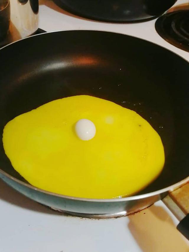 telur ceplok nyeleneh © berbagai sumber