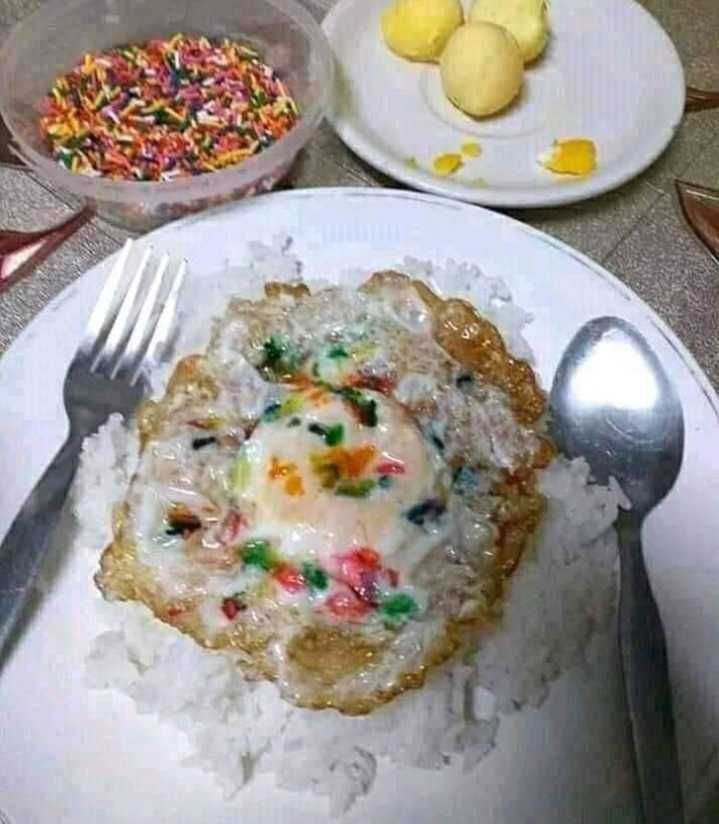 telur ceplok nyeleneh © berbagai sumber