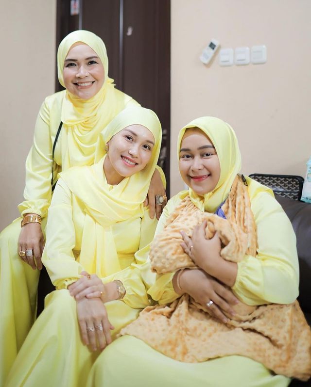 akikah ponakan Ayu Ting Ting © berbagai sumber