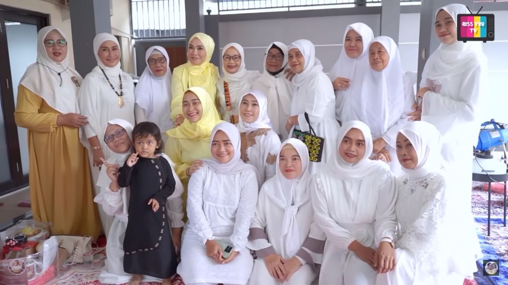 akikah ponakan Ayu Ting Ting © berbagai sumber