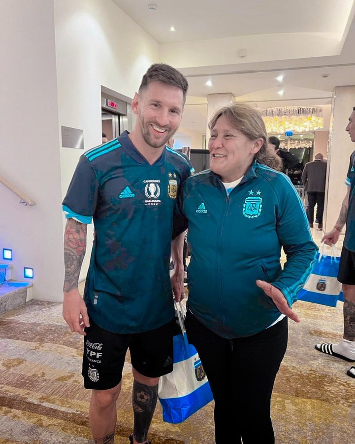 Momen emosional Lisandro Martinez usai kemenangan Argentina ke final, ajak ibu bertemu Messi