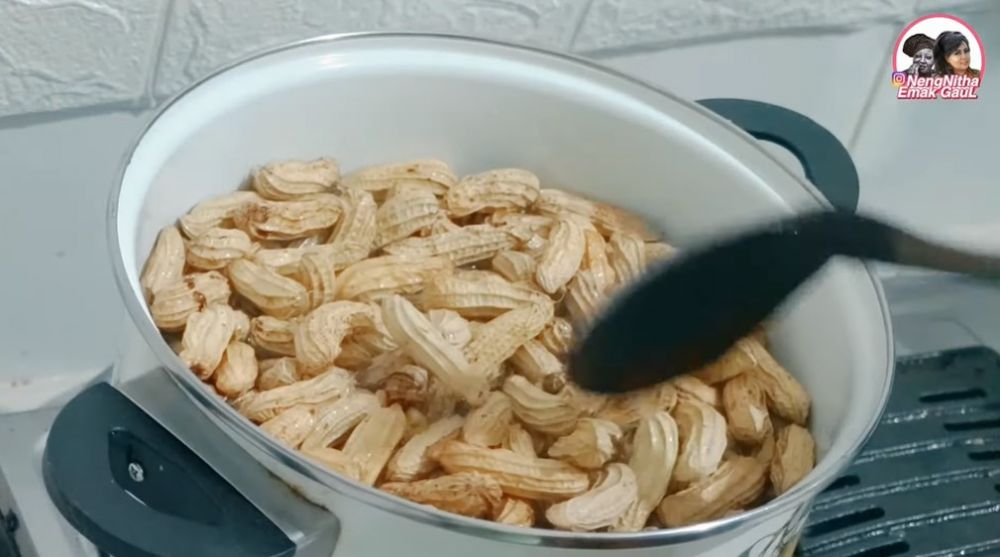 Trik merebus kacang tanah berserta kulitnya, bikin cepat empuk dalam hitungan menit