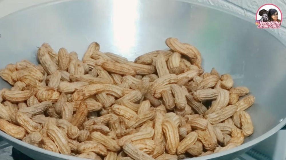 Trik merebus kacang tanah berserta kulitnya, bikin cepat empuk dalam hitungan menit