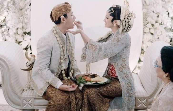 seleb ini gunakan adat panggih © 2022 brilio.net seleb ini gunakan adat panggih © 2022 brilio.net