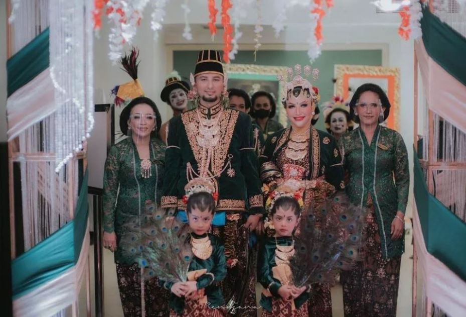 seleb ini gunakan adat panggih © 2022 brilio.net seleb ini gunakan adat panggih © 2022 brilio.net