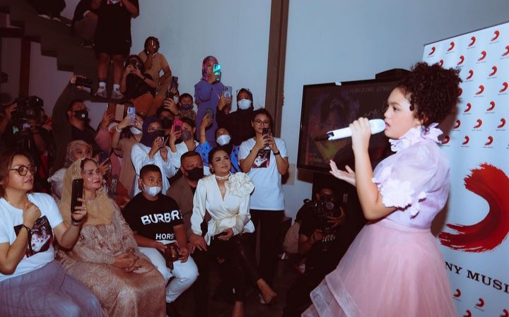 11 potret Amora Lemos yang ikuti jejak sang ibu © 2022 berbagai sumber 11 potret Amora Lemos yang ikuti jejak sang ibu © 2022 berbagai sumber