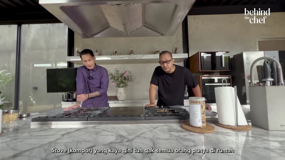 11 Potret rumah bergaya industrial milik Chef Juna, berhiaskan arca khas Bali