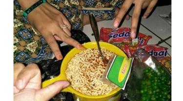 cara praktis makan mi instan © berbagai sumber