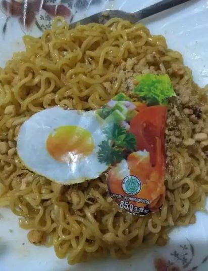 cara praktis makan mi instan © berbagai sumber