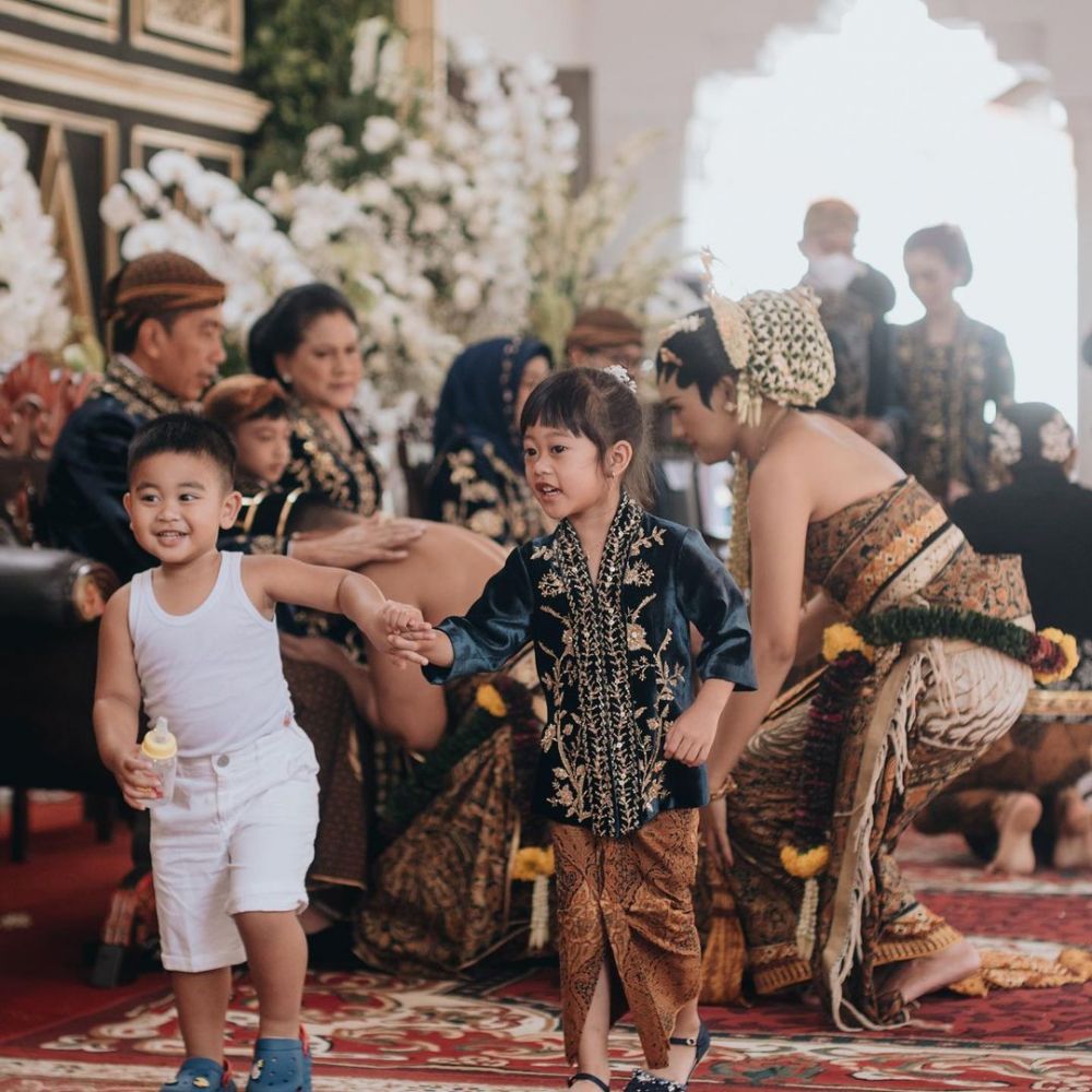 9 Gaya santuy Nahyan cucu Jokowi di pernikahan Kaesang-Erina, bikin warganet ikut gemas