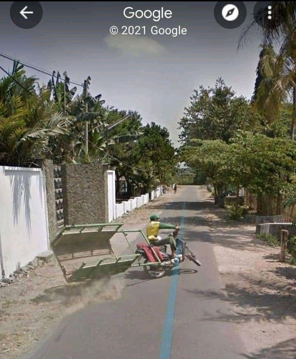 Nggak sengaja tertangkap kamera Google Street View, 11 momen kocak bapak-bapak ini bikin tepuk jidat