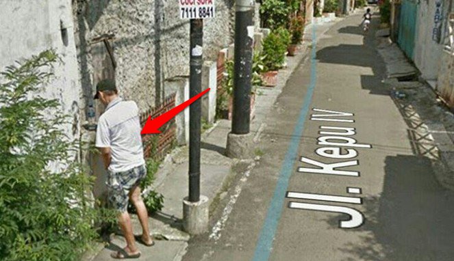 Nggak sengaja tertangkap kamera Google Street View, 11 momen kocak bapak-bapak ini bikin tepuk jidat
