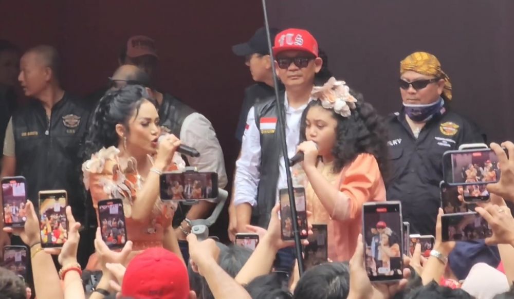 Amora Lemos duet bareng Krisdayanti di atas panggung © 2022 brilio.net Amora Lemos duet bareng Krisdayanti di atas panggung © 2022 brilio.net