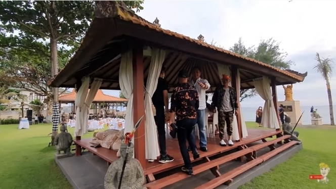 11 Potret kebun villa di Bali milik Bambang Soesatyo ini berasa di kebun binatang, ada singa putih