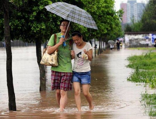 9 Momen kocak orang pacaran sambil hujan-hujanan, bikin geleng kepala