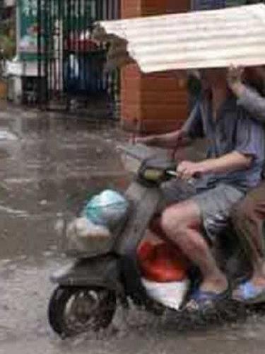 9 Momen kocak orang pacaran sambil hujan-hujanan, bikin geleng kepala