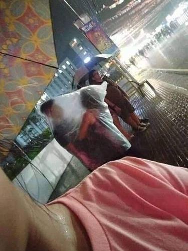 orang pacaran sambil hujan-hujanan © 2022 brilio.net orang pacaran sambil hujan-hujanan © 2022 brilio.net