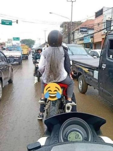 orang pacaran sambil hujan-hujanan © 2022 brilio.net orang pacaran sambil hujan-hujanan © 2022 brilio.net