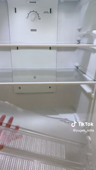 Jangan sampai salah, ini trik membuka rak paling bawah kulkas LG dua pintu
