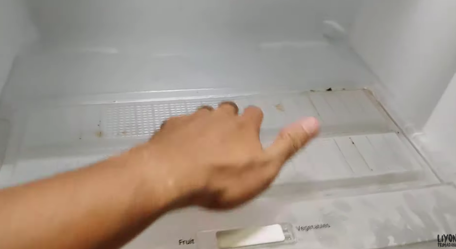 Jangan sampai salah, ini trik membuka rak paling bawah kulkas LG dua pintu