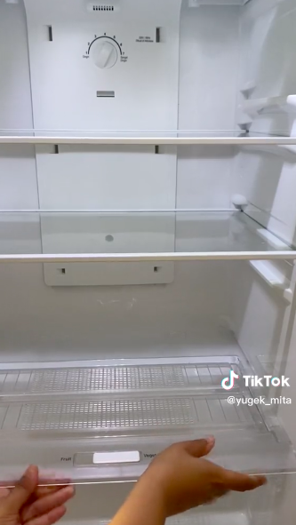 Jangan sampai salah, ini trik membuka rak paling bawah kulkas LG dua pintu