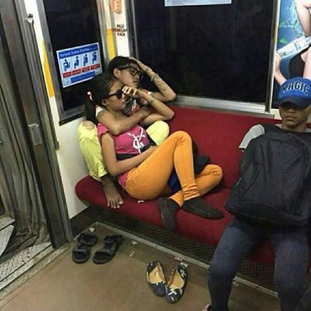 orang pacaran di tempat umum © berbagai sumber