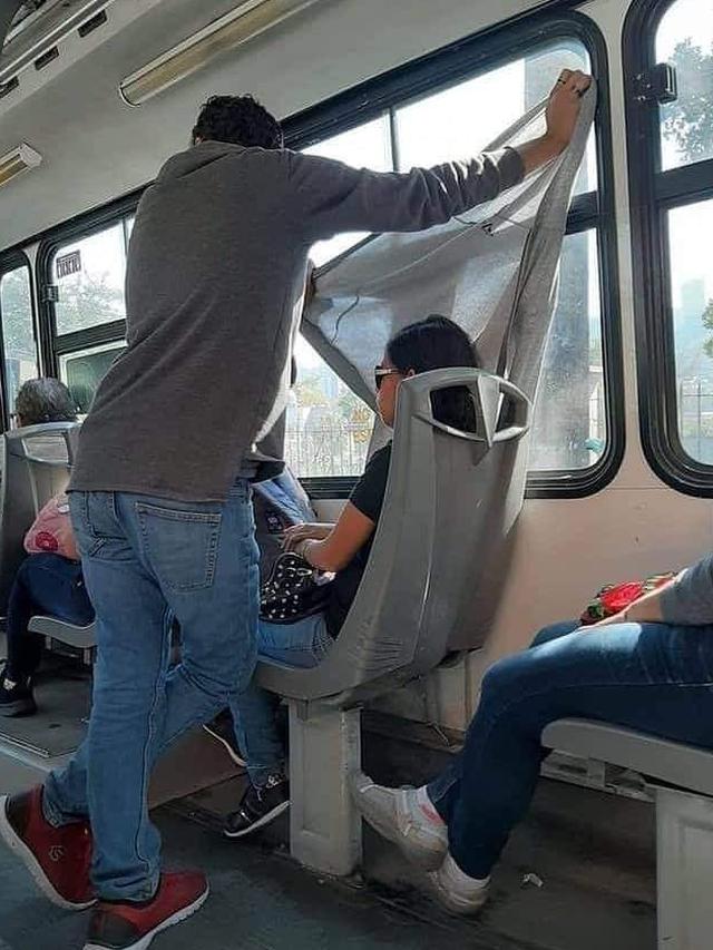 orang pacaran di tempat umum © berbagai sumber