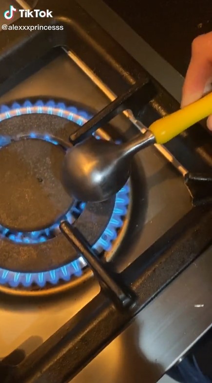 Tak banyak yang tahu, begini trik mudah menyendok es krim yang terlalu beku