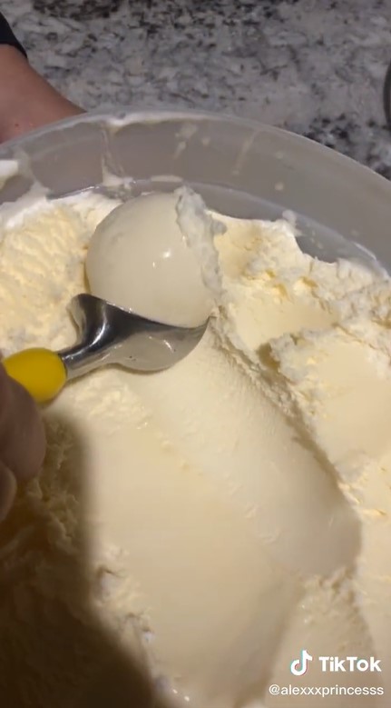 Tak banyak yang tahu, begini trik mudah menyendok es krim yang terlalu beku