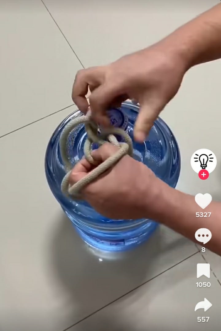 7 Cara mudah bikin tali simpul untuk bantu angkat galon, kuat dan antijatuh