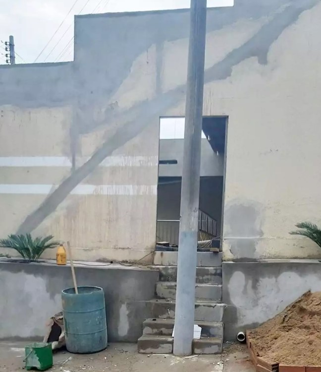 Posisi tiang listrik Berbagai sumber