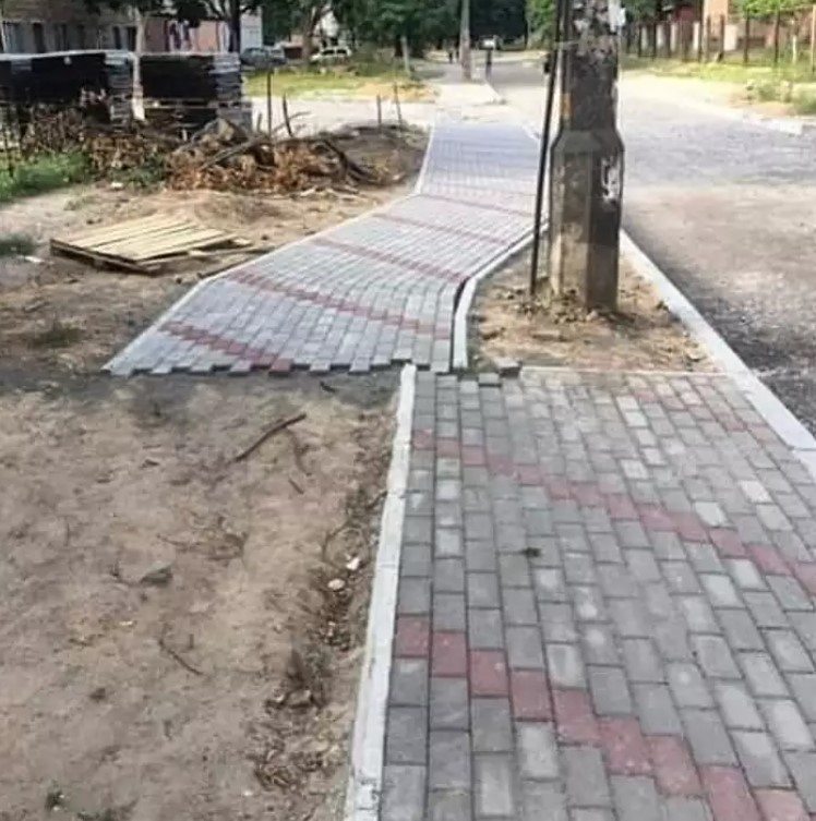 Posisi tiang listrik Berbagai sumber