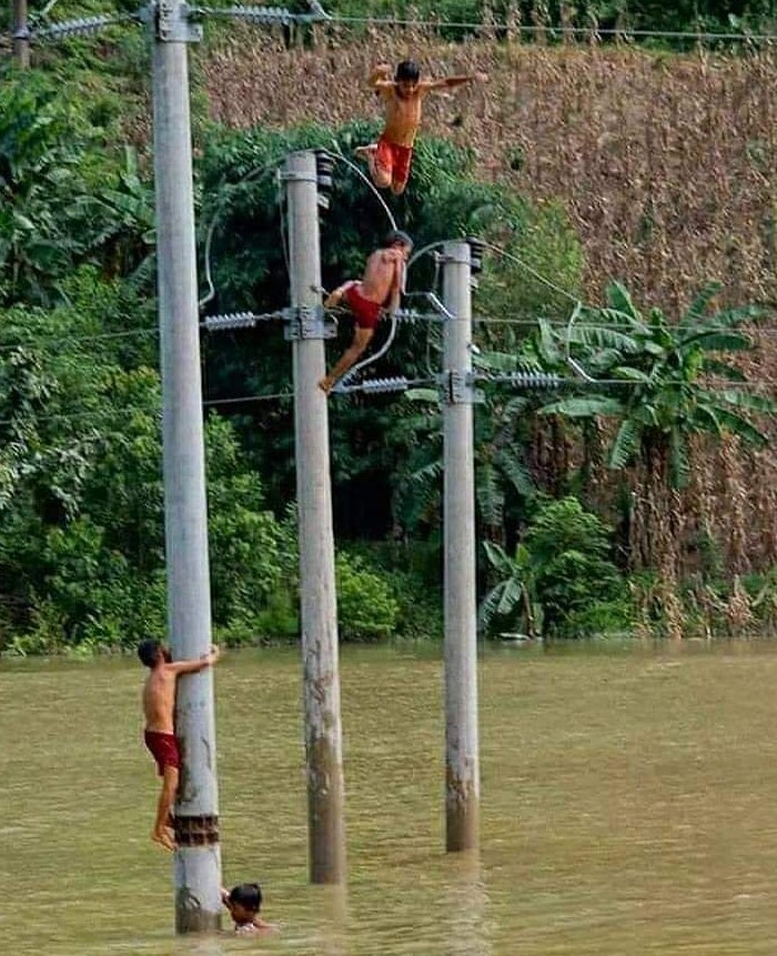 Posisi tiang listrik Berbagai sumber