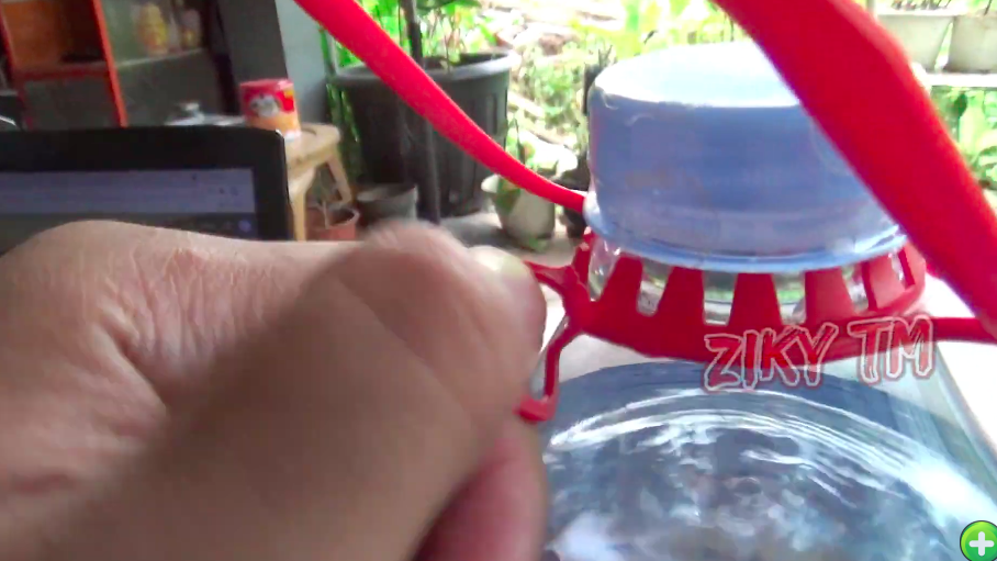 Trik praktis membuka plastik rekatan galon tanpa gunting dan pisau