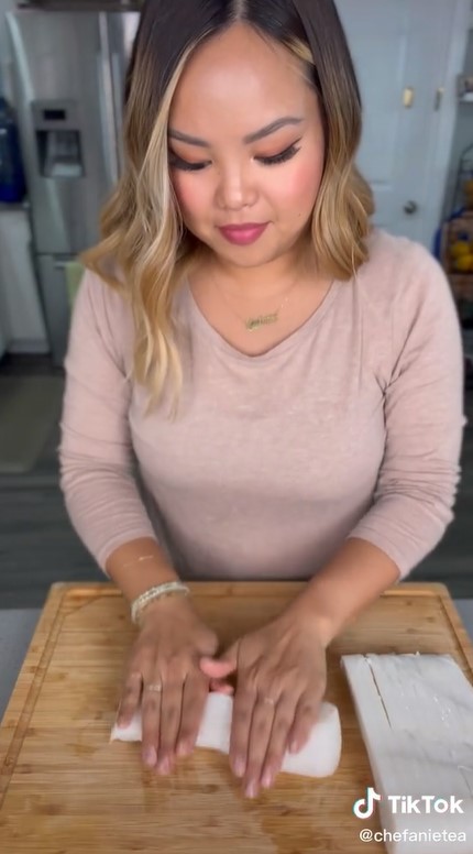 Trik cepat memisahkan mi basah instan yang saling menempel dan lengket