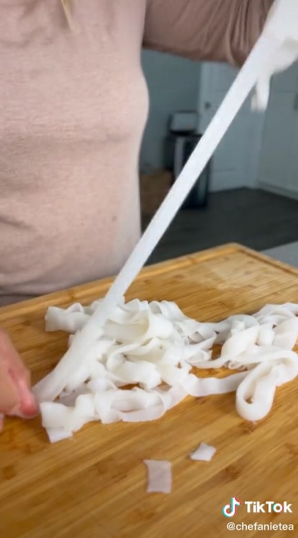 Trik cepat memisahkan mi basah instan yang saling menempel dan lengket